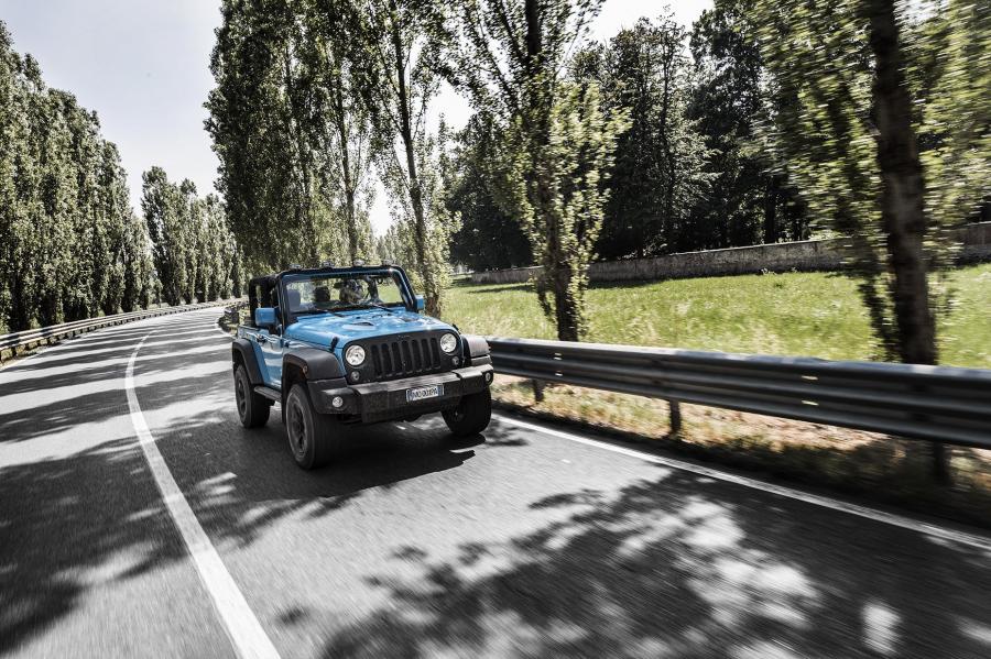  Jeep Wrangler Rubicon MoparONE Pack 2016 года  (фото 20 из 32)